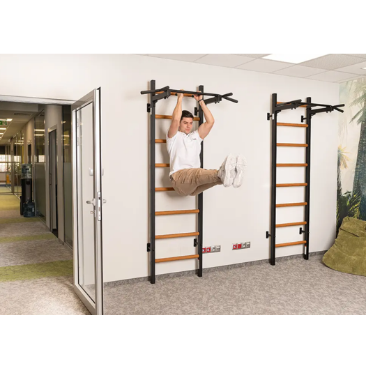 A man exercising the core with BenchK PB2 Steel Pull-Up Bar black version.