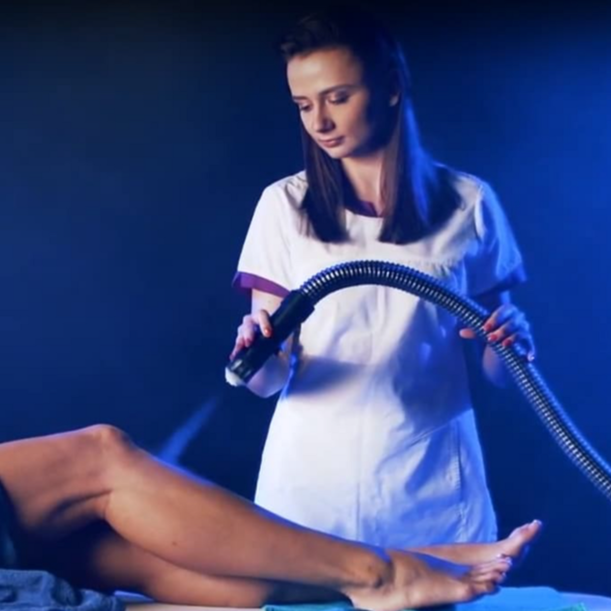 Local cryotherapy treatment in the knee with Cryomed CF-04 Cryofan.